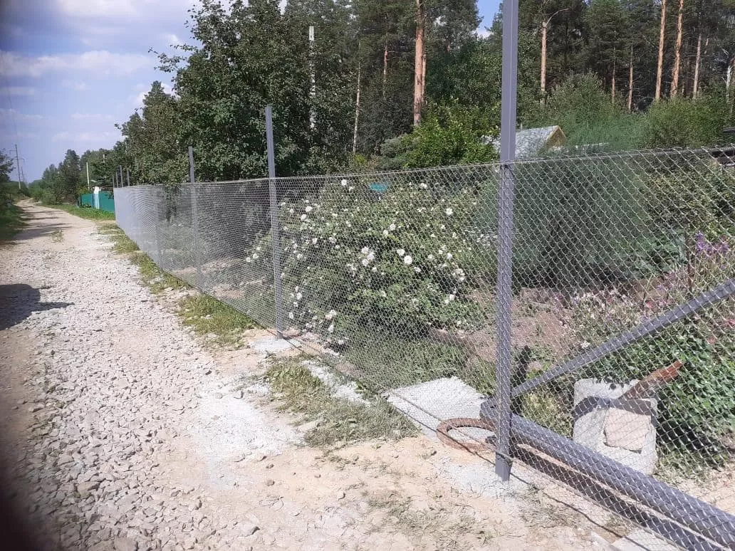 Закончен монтаж забора из сетки рабица в СНТ Поиск, фото забора