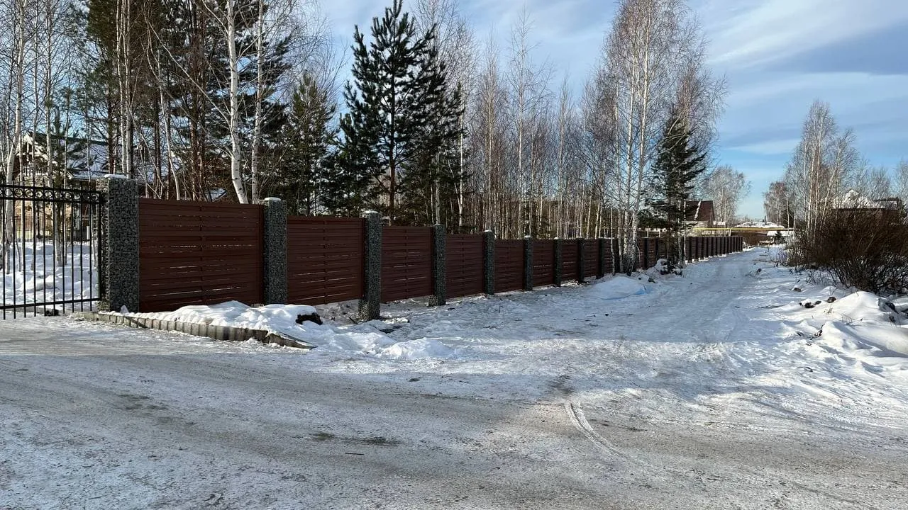 Деревянное ограждение с габионными столбами на объекте станции Шувакиш