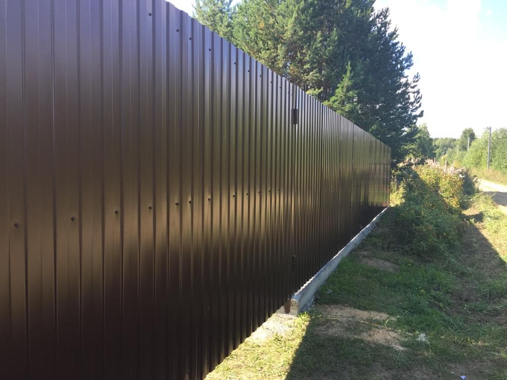 Забор из двухстороннего коричневого профнастила