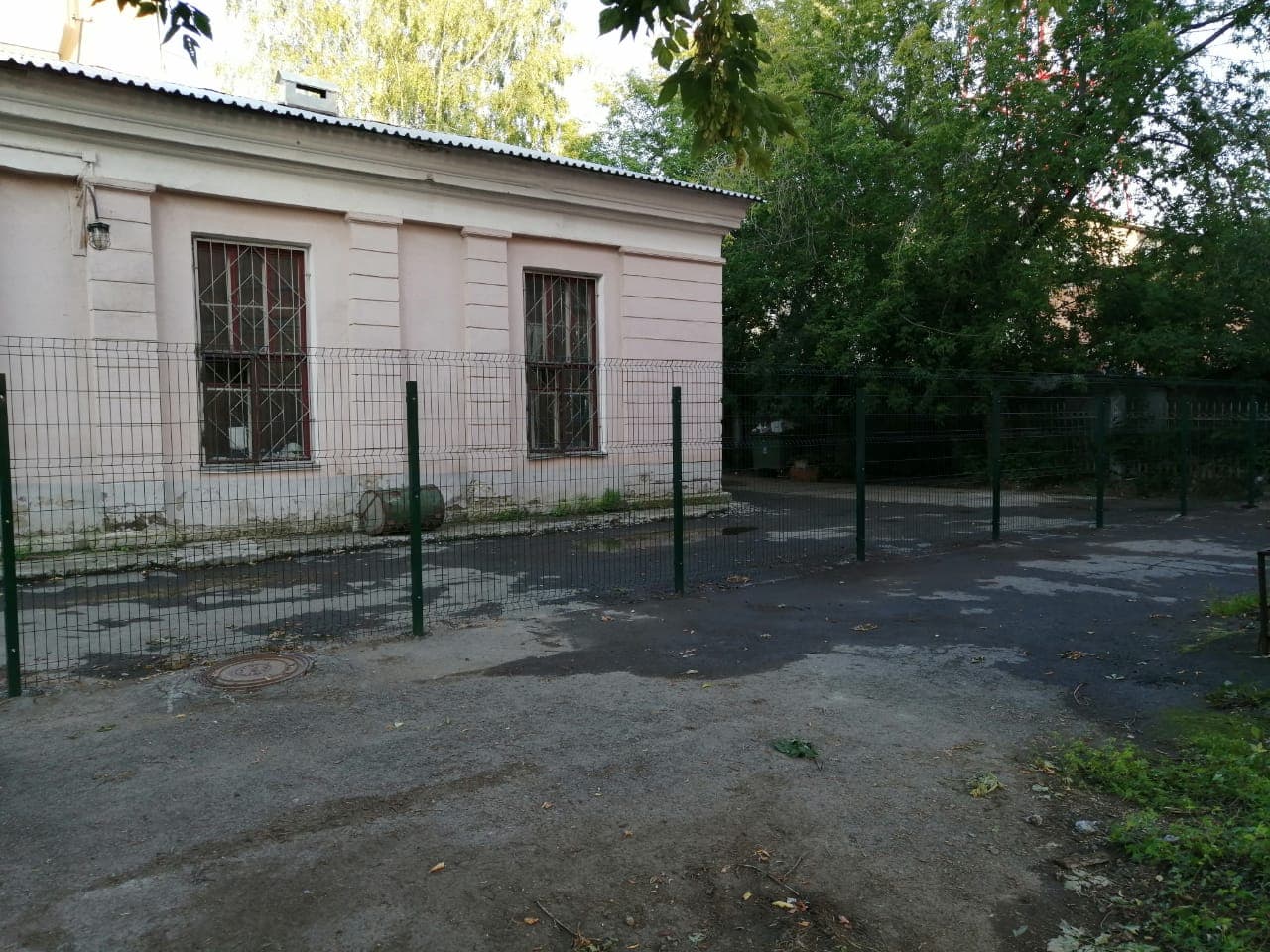 Забор из 3d панелей в Екатеринбурге монтаж под ключ, низкая цена за погонный метр установки 3д забора