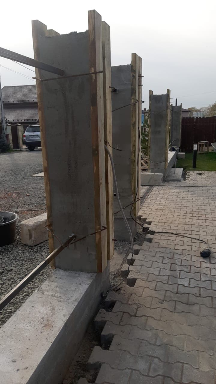 Забор из профнастила с кирпичными столбами в КП Мельница - фото объекта