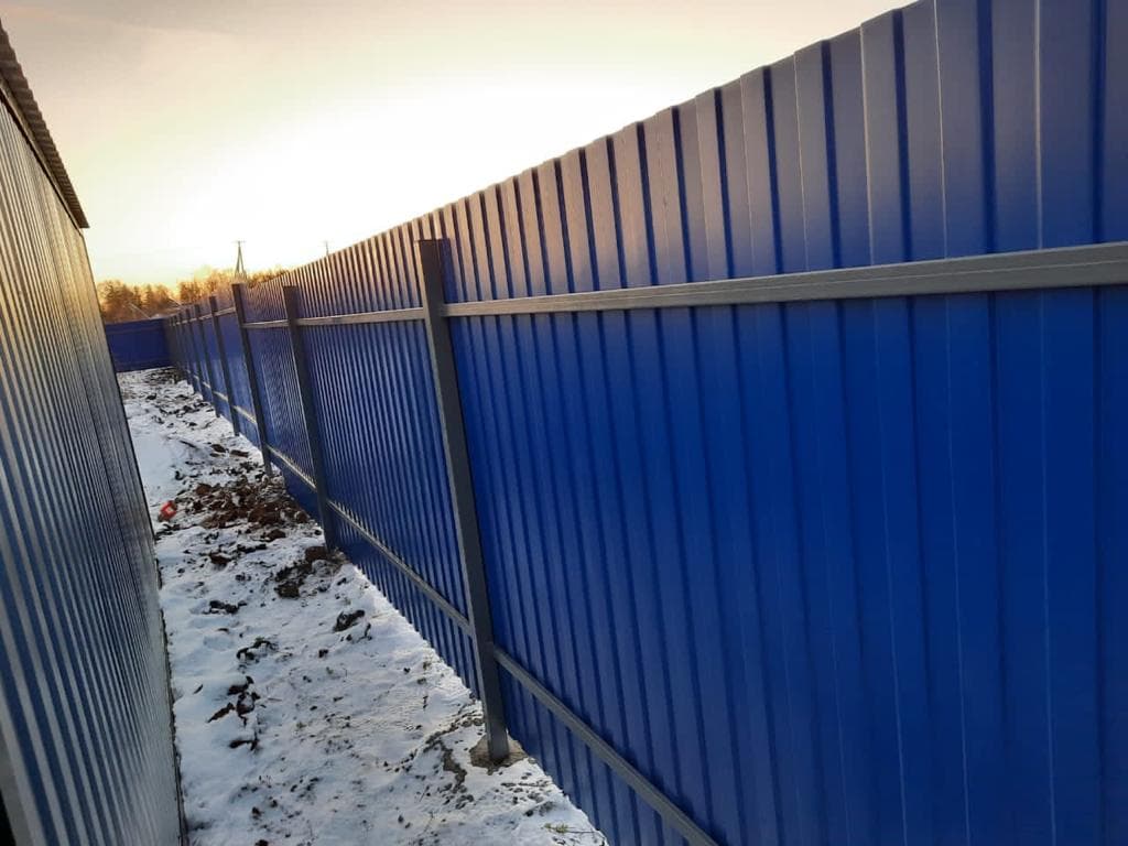 Забор из одностороннего синего профнастила под ключ в Больших Брусянах