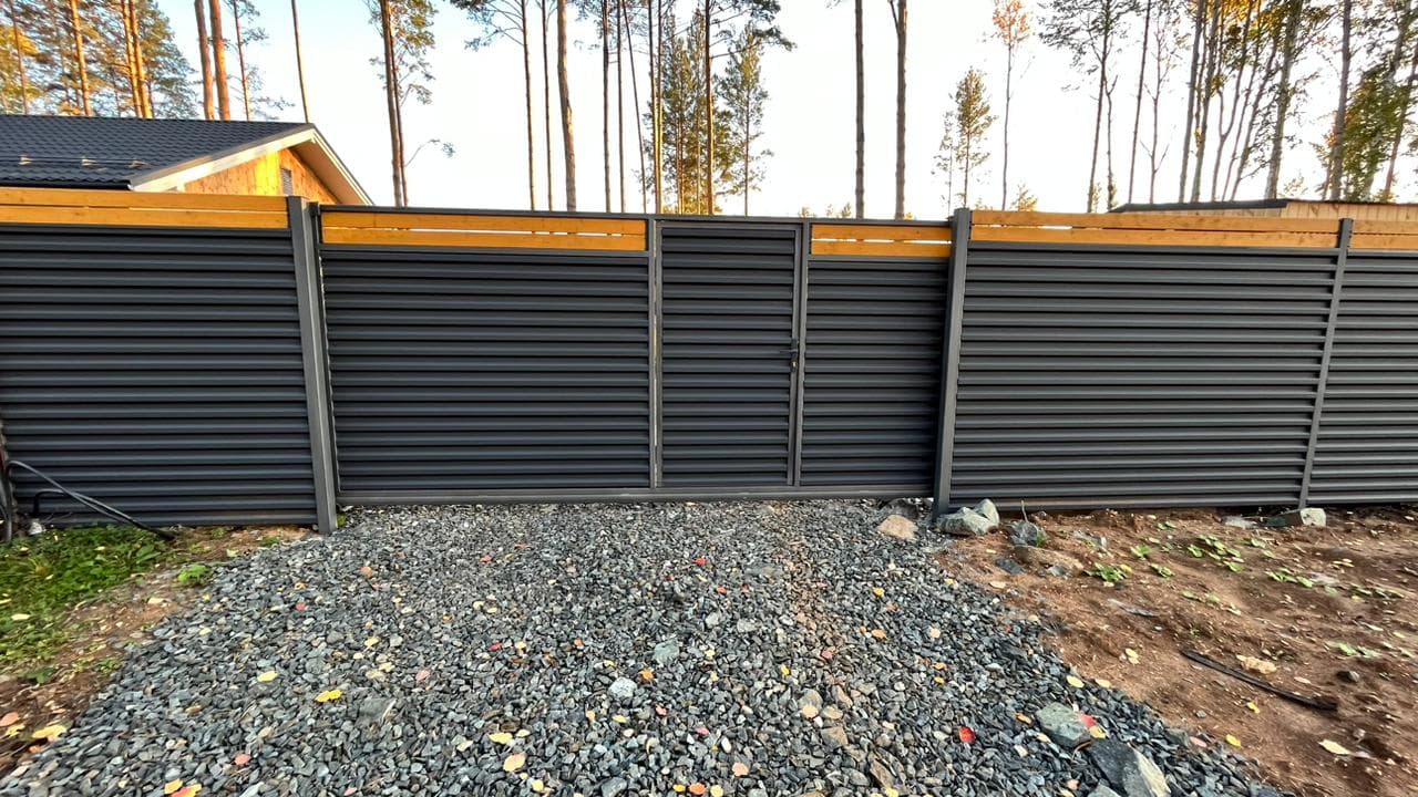Забор из двухстороннего штакетника под ключ в Екатеринбурге, низкая цена за метр погонный установки