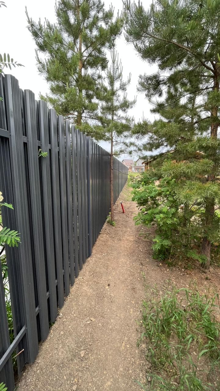 Забор из металлического штакетника в КП Совята (Заповедник)