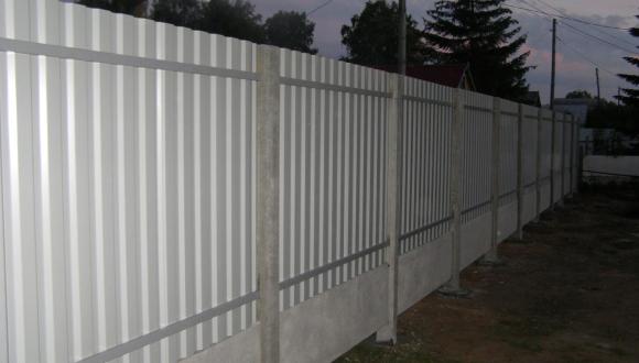 Забор из белого профнастила монтаж под ключ в Екатеринбурге, низкая цена за установку белого профлиста