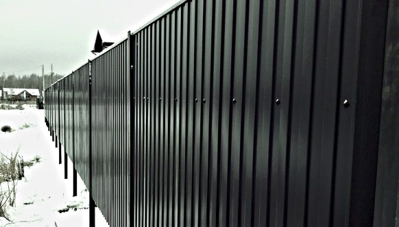 Забор из черного пронфастила, низкая цена за метр погонный монтажа в Екатеринбурге