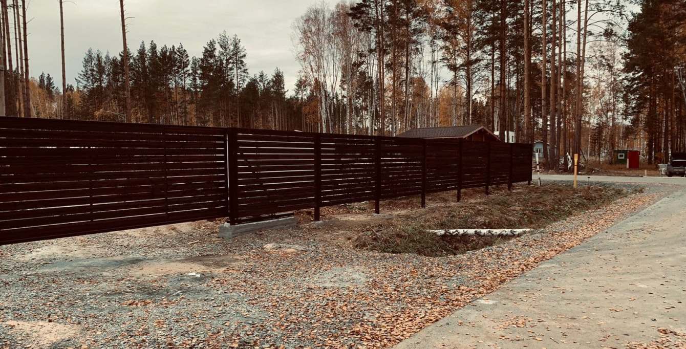 Горизонтальный забор из дерева под ключ заказать в Екатеринбурге, низкая цена за м.п. установки