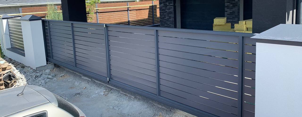 Забор из металлического планкена в КП «Палникс» в стиле хай-тек