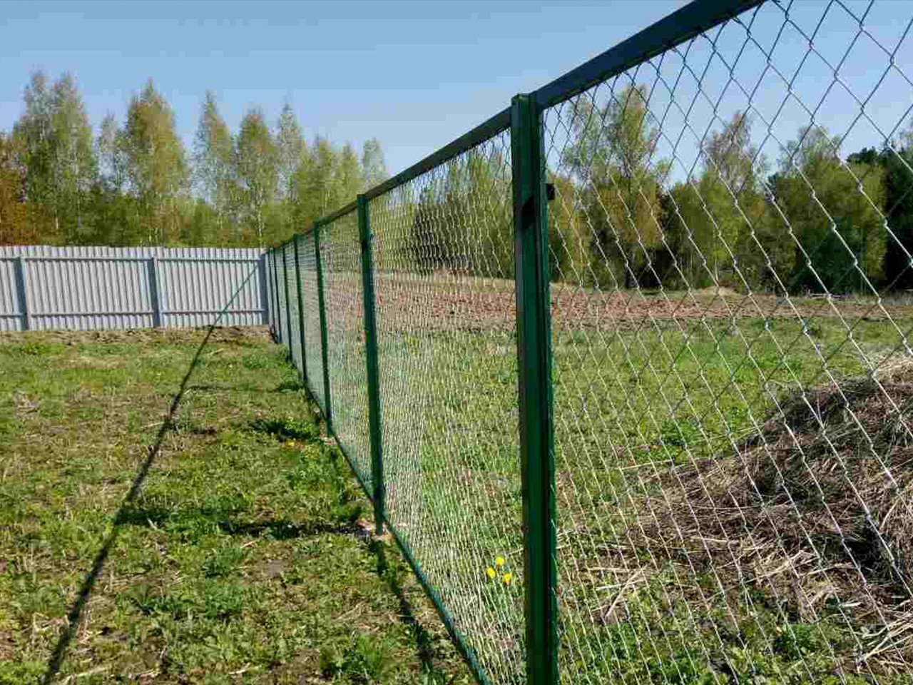 Забор из зеленой сетки-рабицы