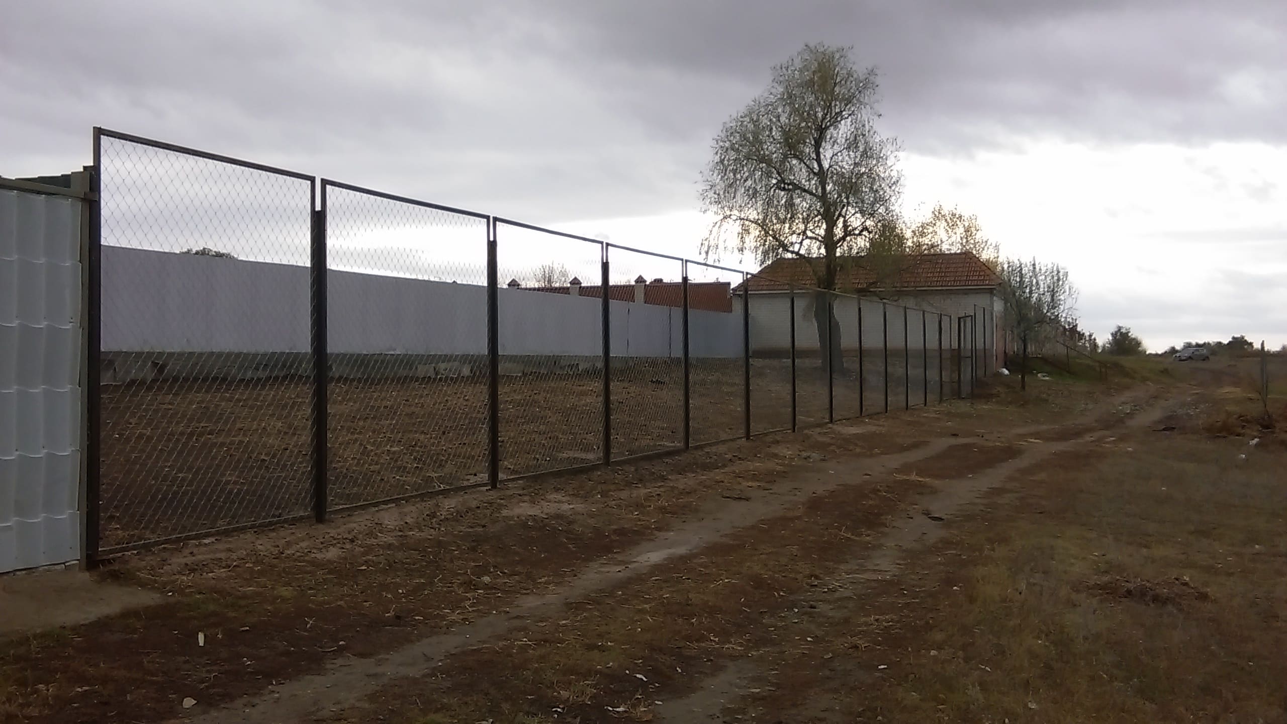 Забор из сетки рабица под ключ заказать в Екатеринбурге, эконом забор, низкая цена