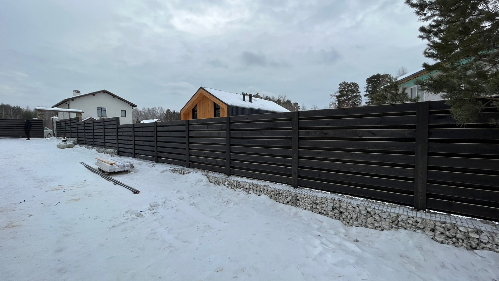 Комбинированный забор из габионов и деревянного планкена в КП Светлая Речка 