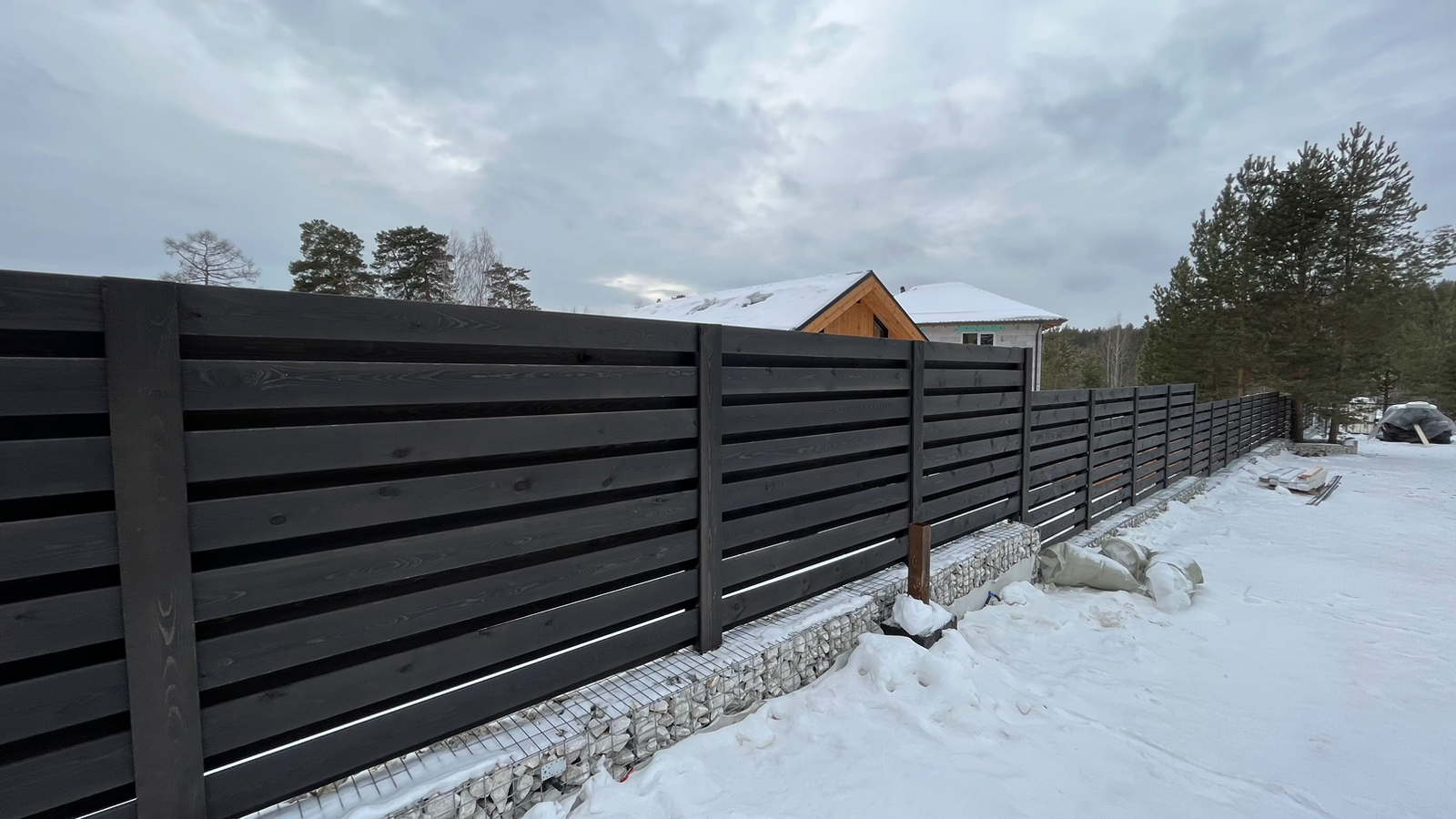 Комбинированный забор из габионов и деревянного планкена в КП Светлая Речка 
