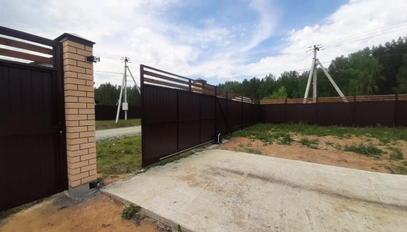 Комбинированный забор заказать с установкой в Екатеринбурге, низкая цена за метр погонный 